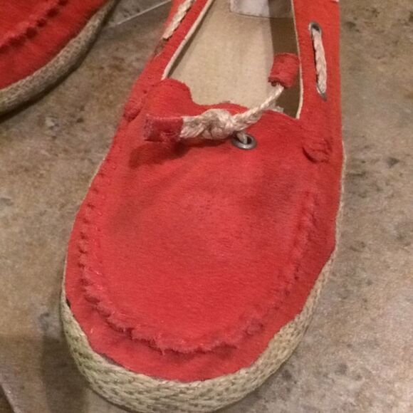 UGG Red Suede Leather Moccasin Slip-on Flat Loafers Girls Size 2 Espadrilles - Picture 5 of 12